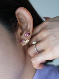 春色のカラフルピアスとリングコーディネート