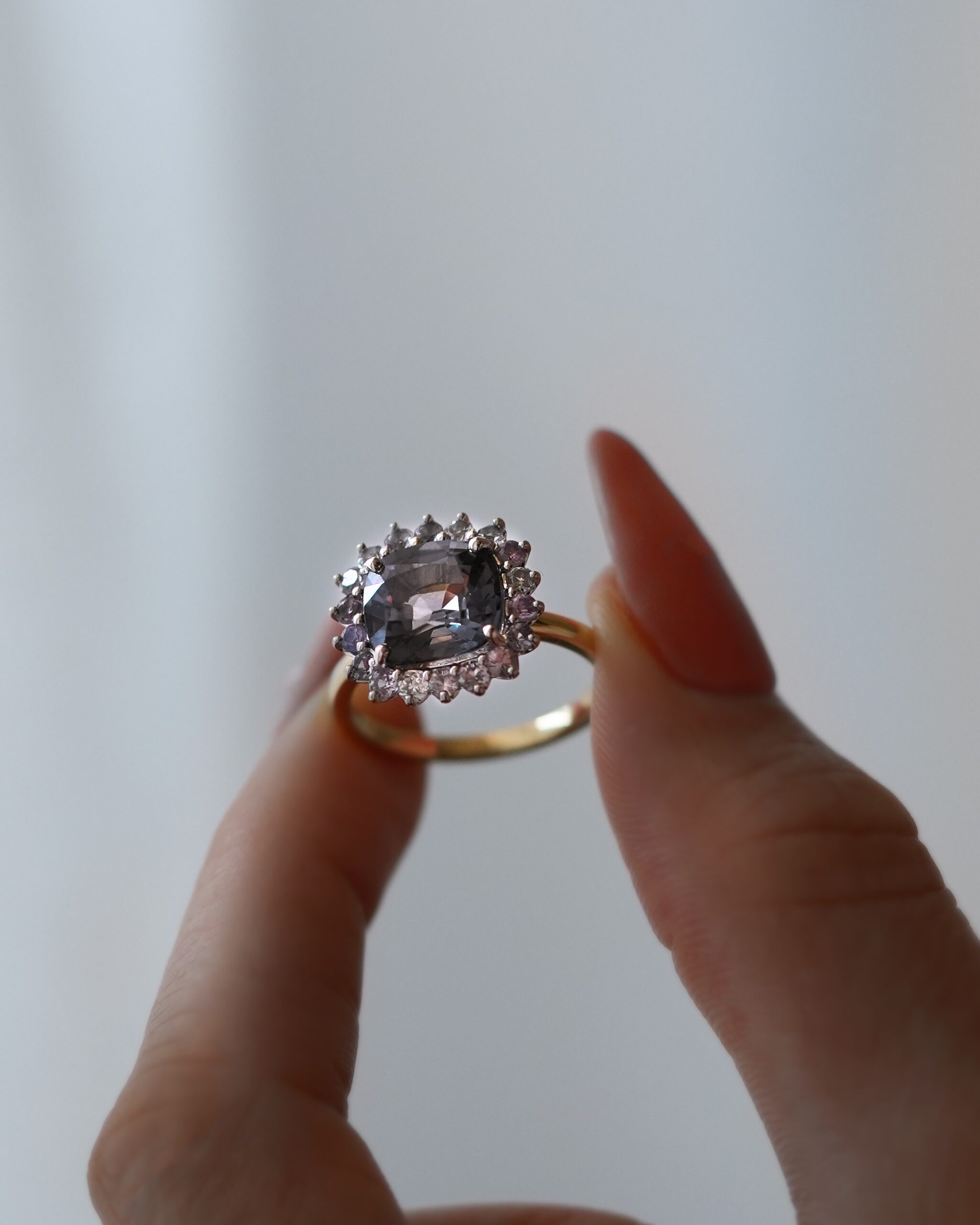 スピネルリング_ピンクパープルのサファイア_コーディネート